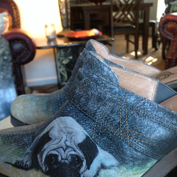 vintage icon wearable art distressed denim pug dog clogs size 8.5 - Picture 2 of 5